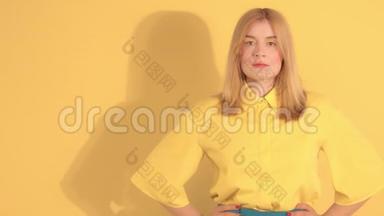 一位穿着亮黄色背景衣服的年轻女子